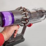 Dyson-V11-Absolute-Test-Akkustaubsauger-hand