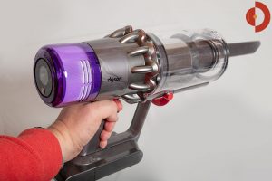 Dyson-V11-Absolute-Test-Akkustaubsauger-hand