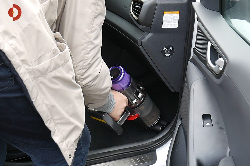 Dyson-V11-Absolute-Test-Auto-saugen