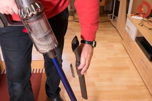 Dyson-V11-Absolute-Test-Duesenhalter-anbringen