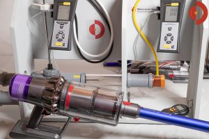 Dyson-V11-Absolute-Test-Messstation-um-Saugleistung-ausmessen