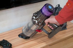 Dyson-V11-Absolute-Test-Moebel-saugen