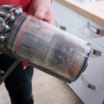 Dyson-V11-Absolute-Test-Schmutzbehaelter-gefuellt