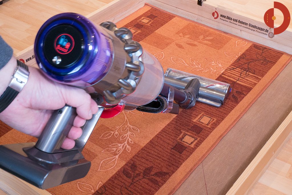 Dyson-V11-Absolute-Test-Testflaeche-Quarzsand-Laeufer-BOOST