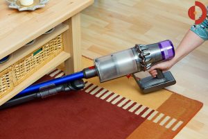 Dyson-V11-Absolute-Test-Unter-Tisch-saugen