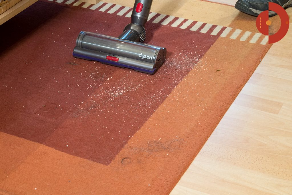 Dyson-V11-Absolute-Test-teppich-mit-Haaren-saugen