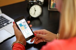 Cecotec-Conga-4090-Test-Frau-nutzt-App