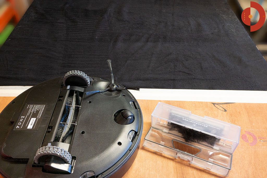 Lenovo-X1-Test-360-S7-Pro-Saugroboter-Haaraufnahme-schwarze-flaechen