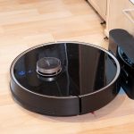 Lenovo-X1-Test-360-S7-Pro-Saugroboter-an-Ladestation