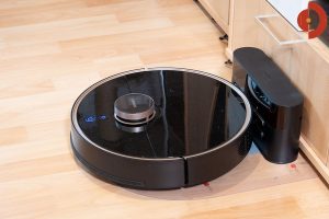 Lenovo-X1-Test-360-S7-Pro-Saugroboter-an-Ladestation
