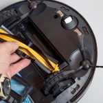 Deebot-Ozmo-T8-AIVI-Test-Saugroboter-Buerste-entnehmen
