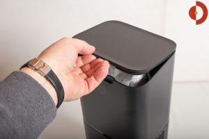 iRobot-Roomba-i7-Plus-Test-Absaugstation-oeffnen-2