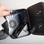 iRobot-Roomba-i7-Plus-Test-Absaugstation-oeffnen-6