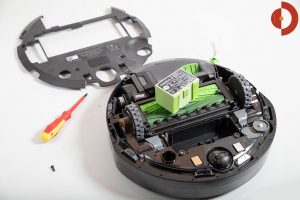 iRobot-Roomba-i7-Plus-Test-Akku-ausbauen