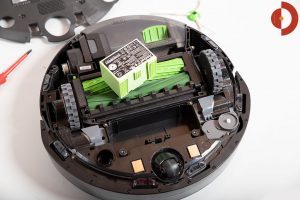 iRobot-Roomba-i7-Plus-Test-Akku-wechseln