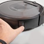 iRobot-Roomba-i7-Plus-Test-Schmutzfach-entnehmen-1