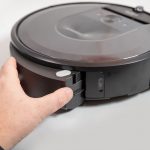 iRobot-Roomba-i7-Plus-Test-Schmutzfach-entnehmen-2