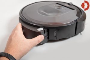 iRobot-Roomba-i7-Plus-Test-Schmutzfach-entnehmen-2
