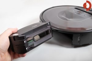 iRobot-Roomba-i7-Plus-Test-Schmutzfach-entnehmen-3