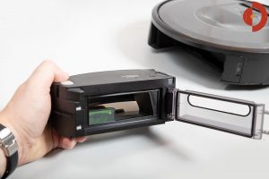 iRobot-Roomba-i7-Plus-Test-Schmutzfach-entnehmen-4