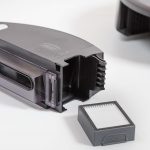 iRobot-Roomba-i7-Plus-Test-Schmutzfach-entnehmen-5