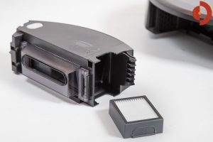 iRobot-Roomba-i7-Plus-Test-Schmutzfach-entnehmen-5