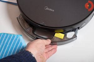 Midea-M7-Pro-Test-Saugroboter-Standard-Wischaufsatz-einsetzen