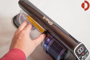Shark-IZ320EUT-Test-Hauptgeraet-oeffnen