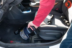 Shark-IZ320EUT-Test-Shark-Akkustaubsauger-Auto-saugen2