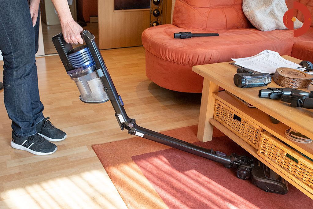 Shark-IZ320EUT-Test-unter-tisch-saugen